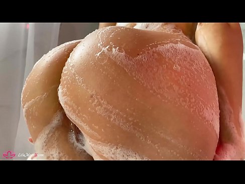 ❤️ Brunette o ipholla litho tsa botona kapa botšehali ho li khotsofatsa Pussy e nang le Vibrator ho ea ho Intense Orgasm in Shower ☑